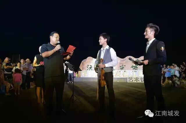 江南城發總經理劉輝代表公司贈與朱維助學基金