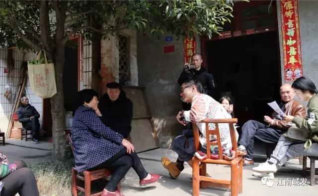 △ 趙明——“這次創作強調在地性、紀念性與參與性。我們針對問卷，以外來人的身份，來介入、想象生活在此地的居民，他們發生的故事和曾經的生活狀態。”