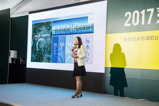 常德市江南城市發(fā)展有限公司董事副總經(jīng)理谷穗則為現(xiàn)場(chǎng)觀眾介紹了這個(gè)投資超過(guò)200億元、面積300萬(wàn)平方、持續(xù)建設(shè)8到10年的沅水右岸如何建構(gòu)城市·人·生活三者之間的關(guān)系